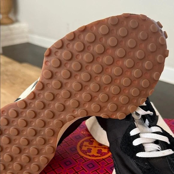 New Balance Black and White Women's Sneakers - Picture 3 of 4